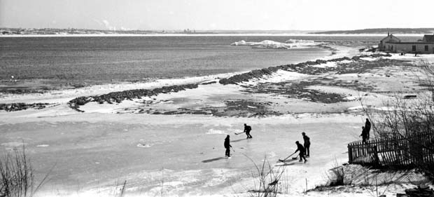 grayscale photograph: panormic scenic of hocky players