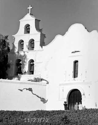B/W photo: Tourists taking photos at front door of church - Embedded text: 11/23/72