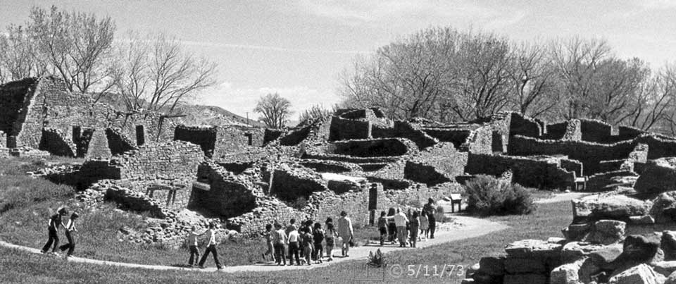 B/W photo: Class of schoolchildern on tour - Embedded text: 5/11/73