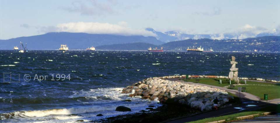 Color photo: Iunkskuk sculpture on English Bay - Image taken: 4/7~12/1994