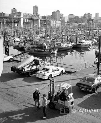 B/W photo: Museum of Anthropology Rotunda > 'The Raven and the First Men': Bill Reid - Embedded text: 4/10/90